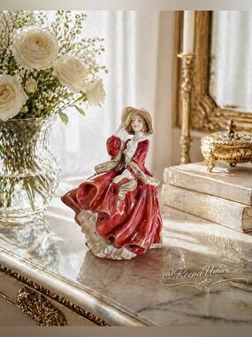 Royal Doulton “Top O’ the Hill” Figurine – HN 1834 (Vintage)